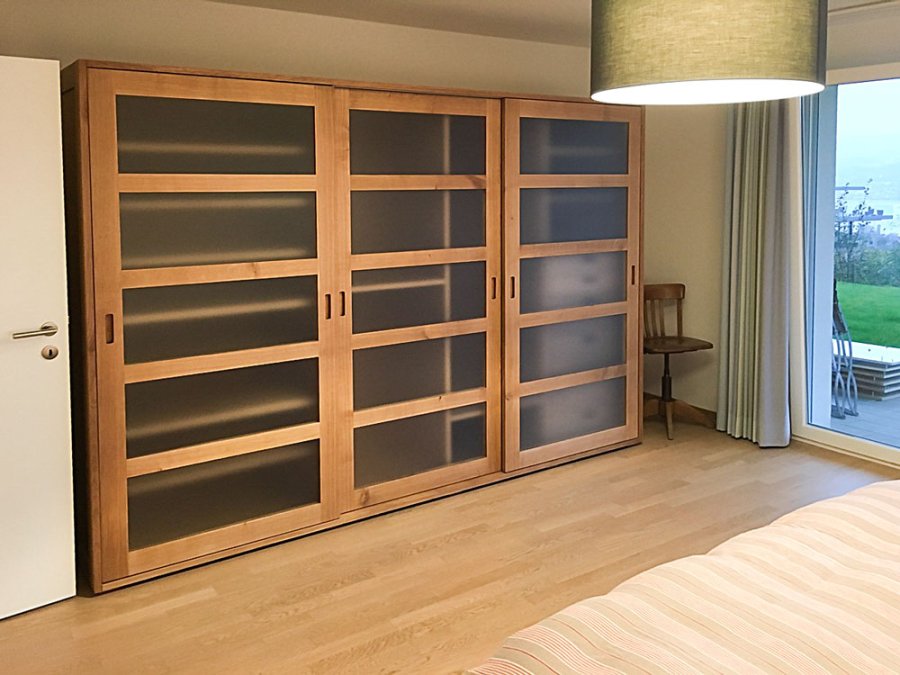 Schiebetürschrank aus Eiche mit Glasfüllungen