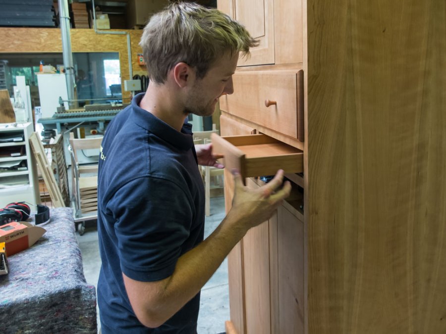 Shaker Schrank aus massiver Kirsche