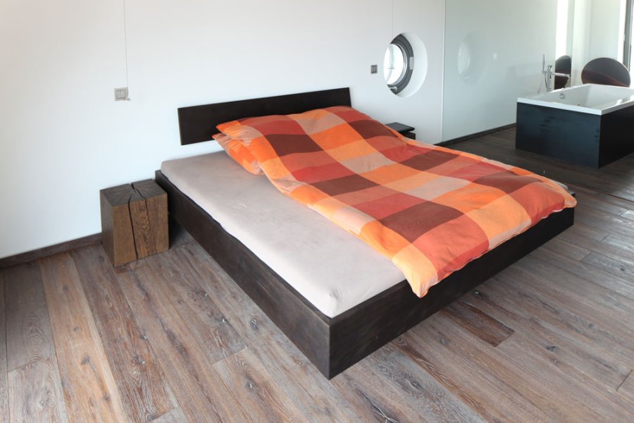 Bett Frieda aus Räuchereiche massiv