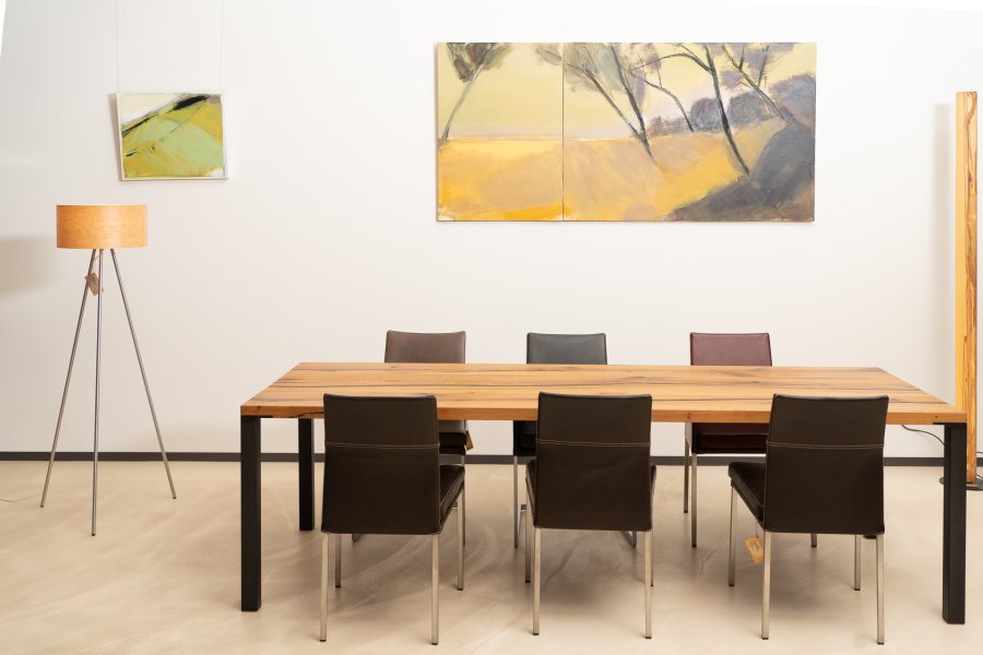 Tisch Siegfried mit 6 Stühlen von KFF in unser Ausstellung in Laufen Sulzburg
