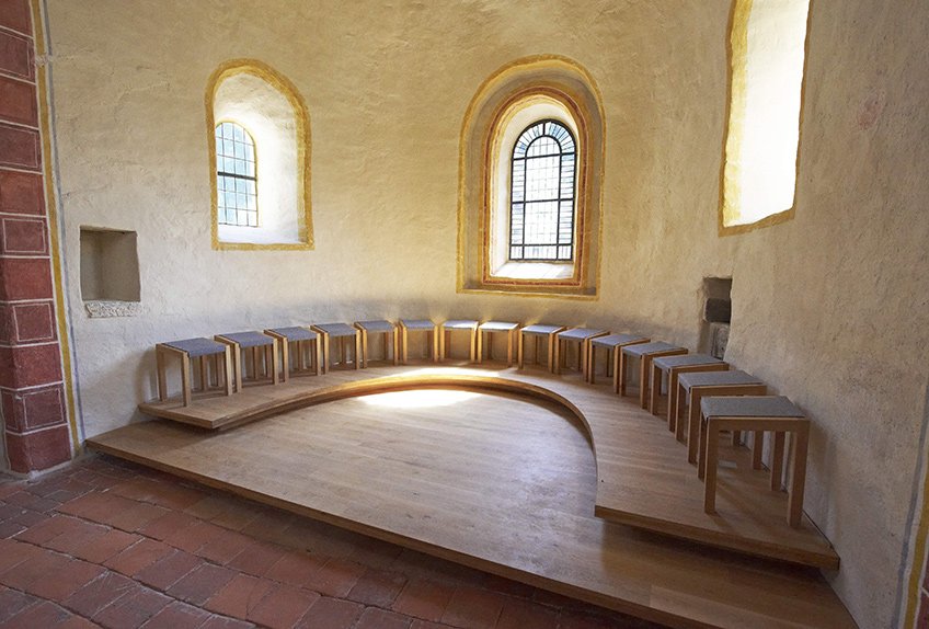 Hocker in der Kirche St. Cyriak