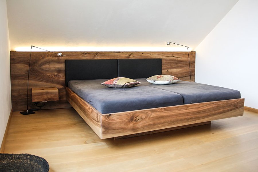 Bett Frieda aus badischem Walnuss massiv