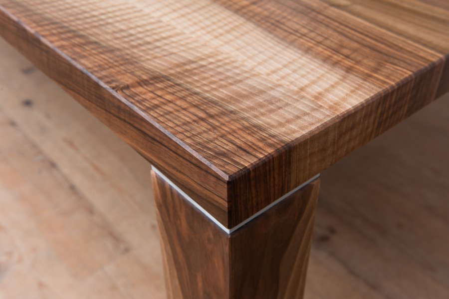 Detail Tisch Karl Alu-Ader Tischbein