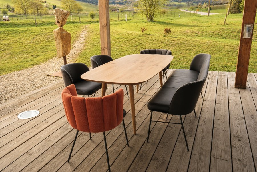 Bank und Stühle von KFF Modell Gaia am Tisch Bodo von Jonny B.