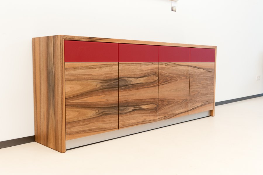 Sideboard aus Nussbaumholz mit roten Glas-Doppeln