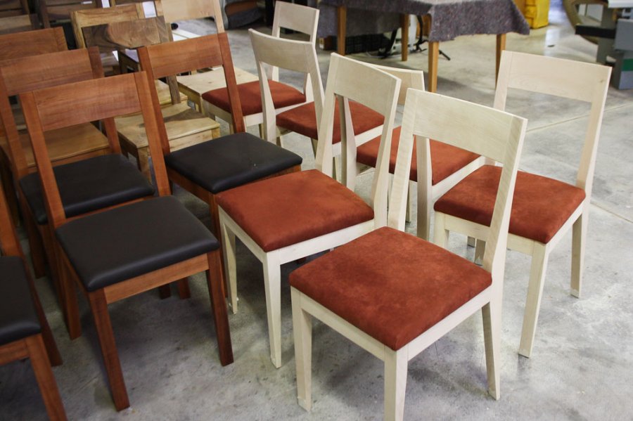 Aus der Schreinerei Jonny B. Bild von Elan Stuhlserie