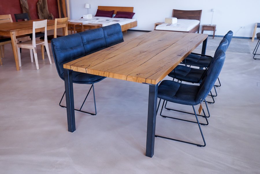 Tisch Siegfried aus altem Eichen Balken mit Schwarzstahl Beinen