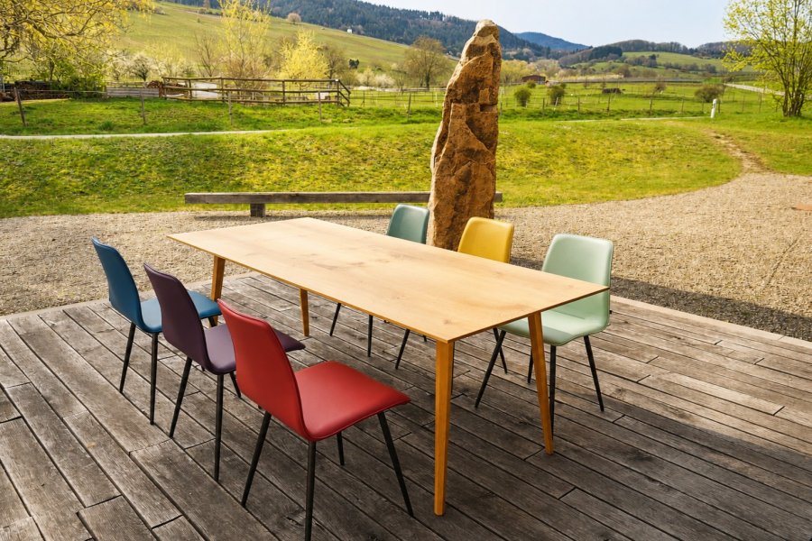 Stühle von KFF Modell Maverick am Tisch Schemel von Jonny B.