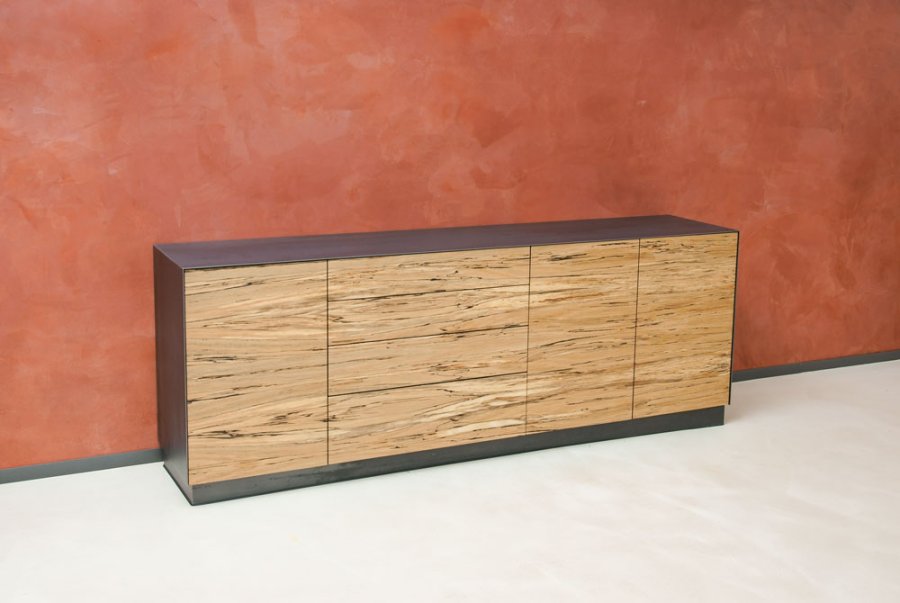 Sideboard Front aus verstockter Buche Korpus Schwarzstahl