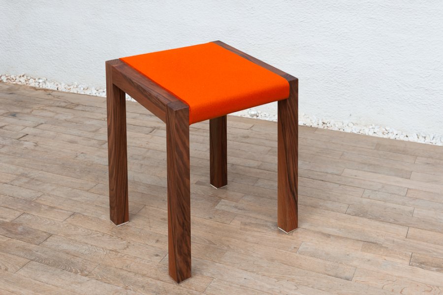 Hocker Cyriak amerik. Nussbaum massiv