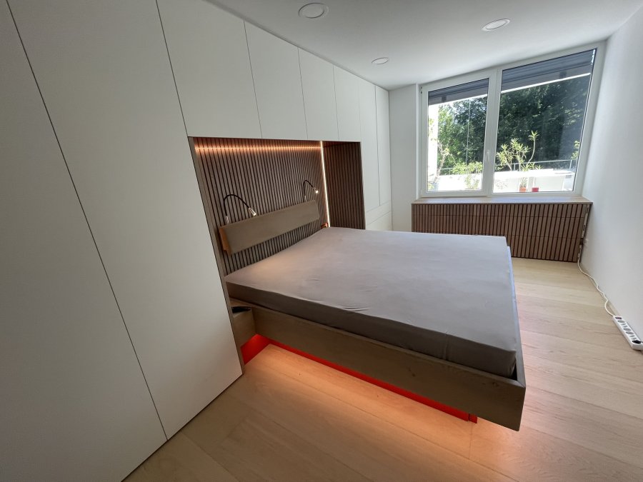 Bett mit Beleuchtung wenn man sich nähert