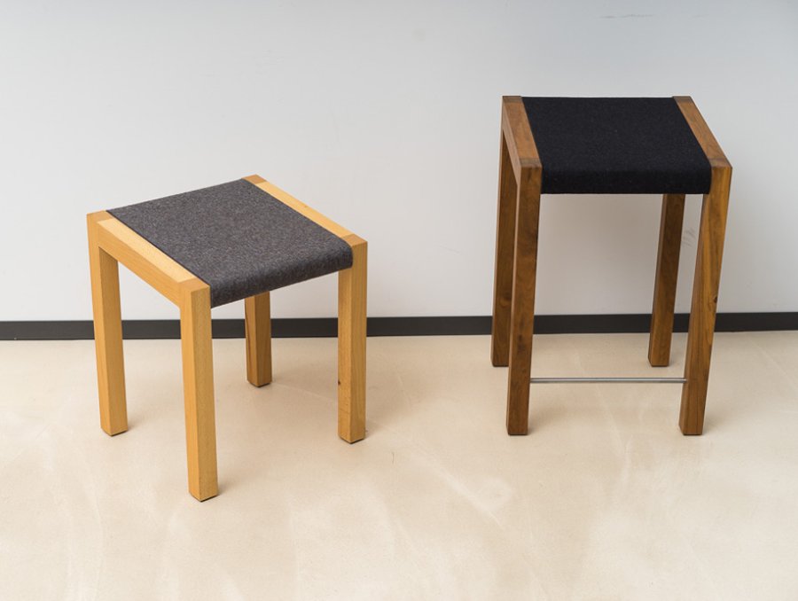 Hocker Cyriak aus Ahorn und euro. Nussbaum massiv