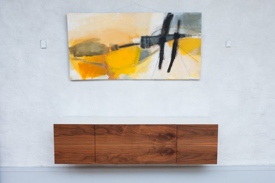 Hängeboard mit Nussbaum Front und weiß lackiertem Korpus