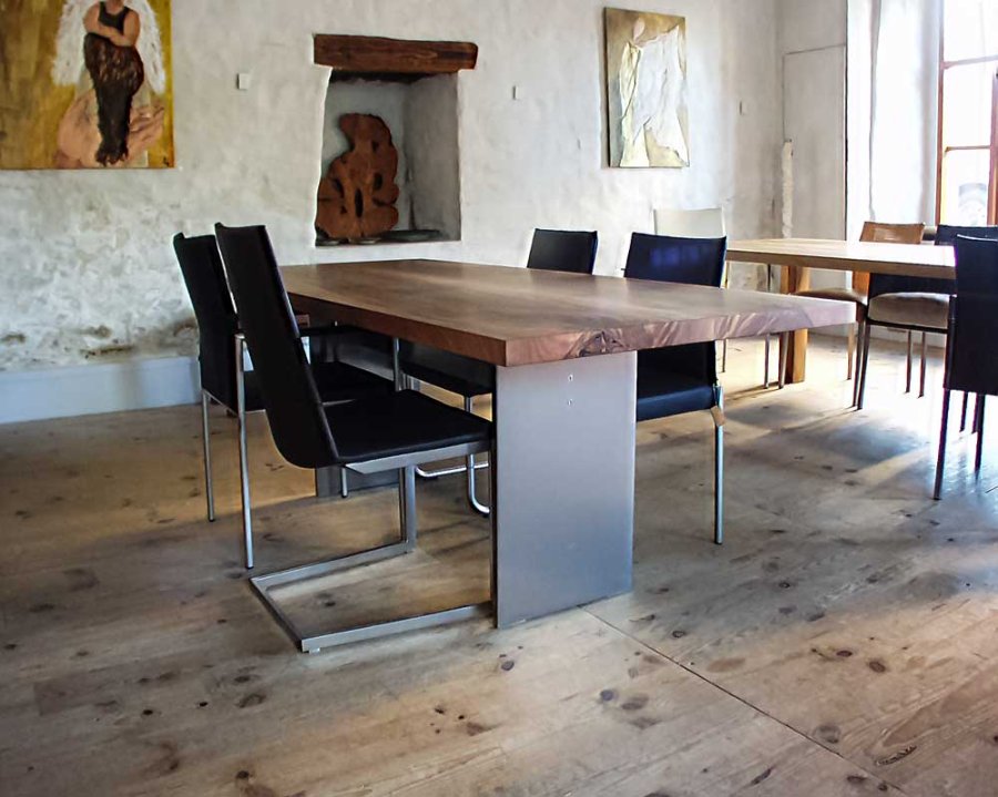 Tisch mit Wangengestell Tischplatte Walnuss massiv