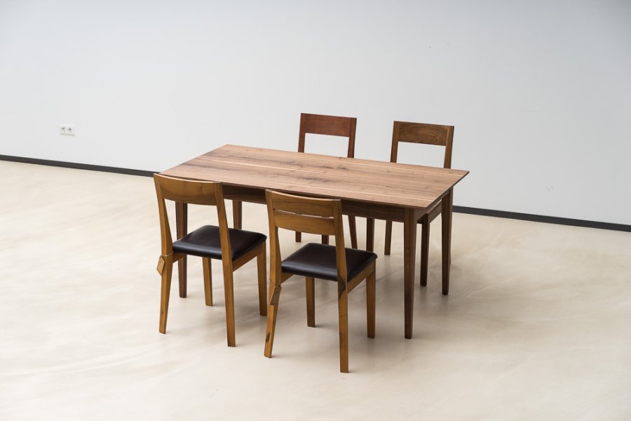 Tisch Classic für 4 Personen aus am Nussbaum