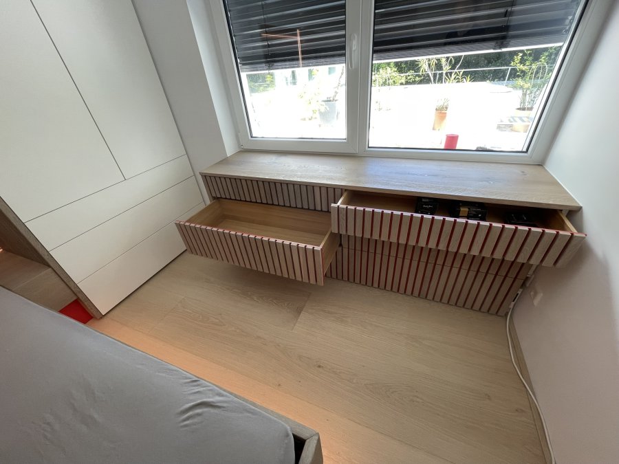 Sideboard mit Schubladen aus Eiche und Lamellenfront