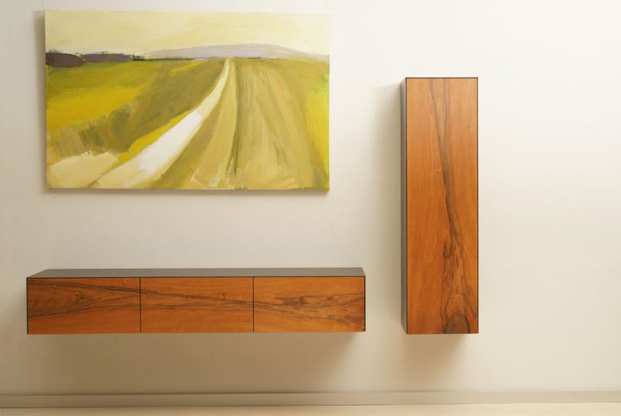 Bild von Katharina Held eingerahmt von Hangboard und Hängeschrank